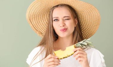 Mujer comiendo piña